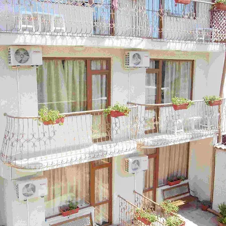 فندق Kirios